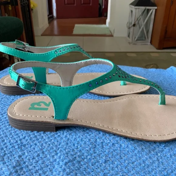 R2 Women’s Green Sandals with rhinestones, Size 7, like new. - Picture 4 of 4